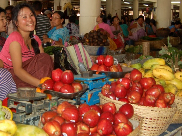शादीशुदा औरतें ही बेचती है सामान