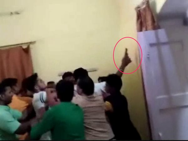 ताकत दिखाने के चक्कर में हुए हिंसक