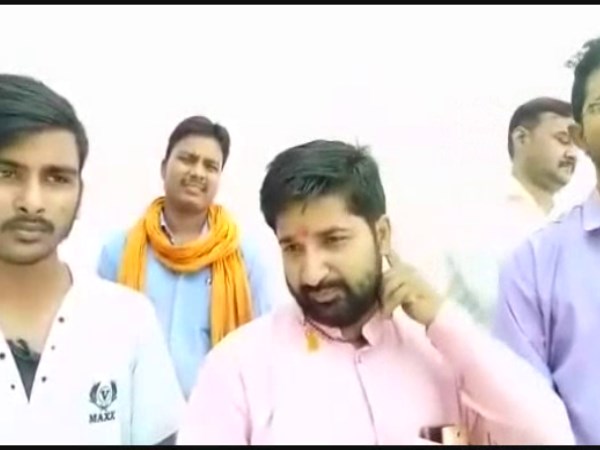 हाथापाई और गाली-गलौच