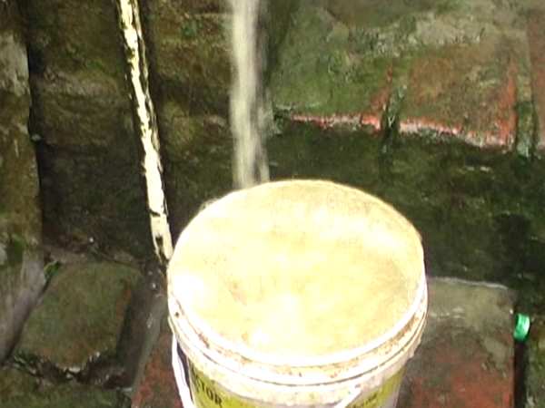 बालू युक्त गंदे पानी की सप्लाई बालू युक्त गंदे पानी की सप्लाई