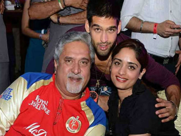 2011 से माल्या के साथ 2011 से माल्या के साथ