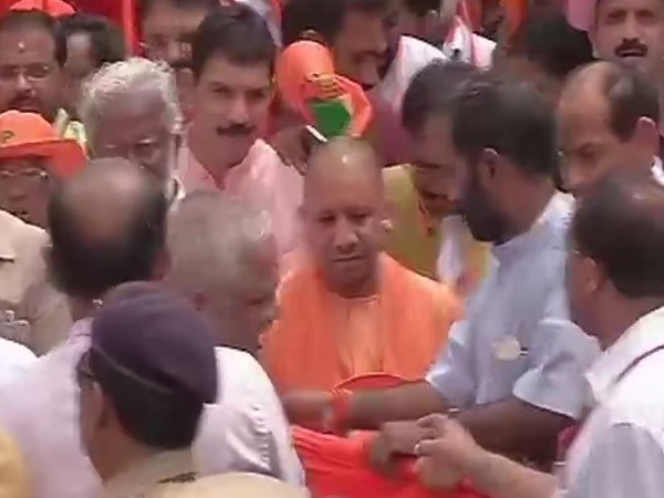 योगी अकेले सीएम