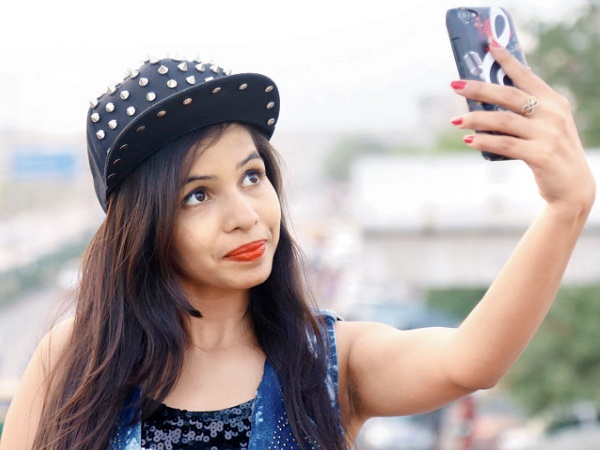 ढिंचैक पूजा ने सिखाया सेल्फी लेना