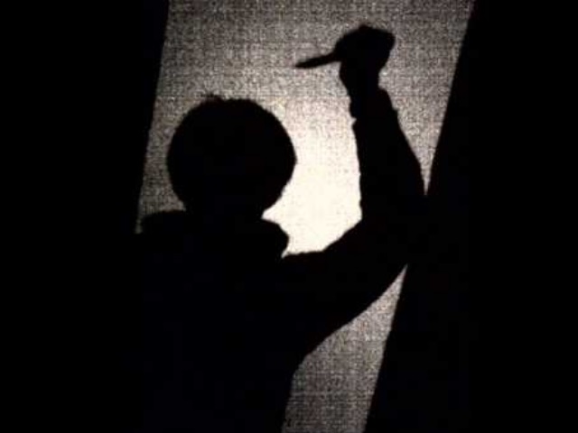 मम्मी ने पापा को चाकू से मार डाला