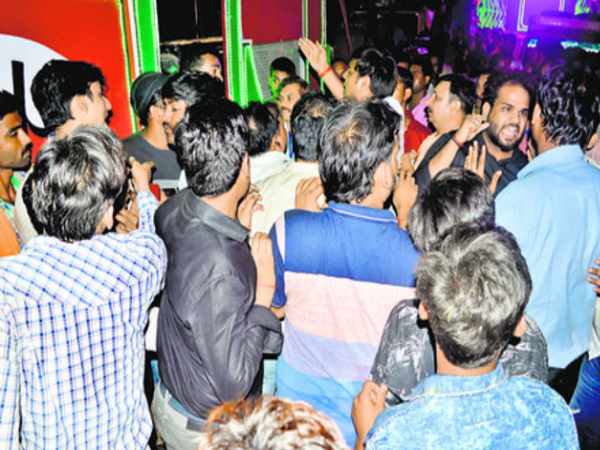 डीजे में लहरा रहे थे तमंचा