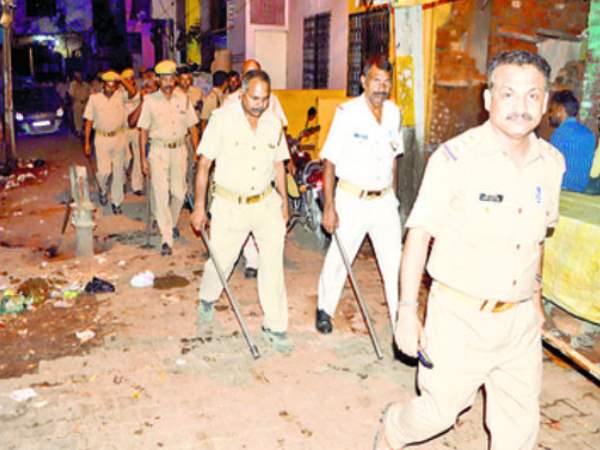 पुलिस ने भी दौड़ा दौड़ा कर पीटा