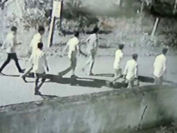 पुलिस दे रही दबिश