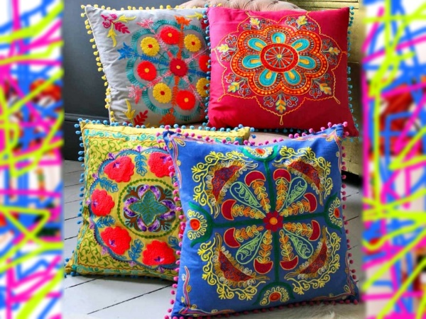 रंग-बिरंगे कुशन देंगे घर को अलग लुक