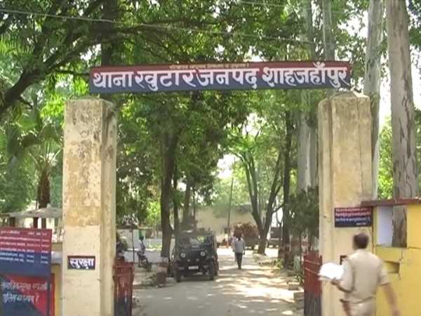 बूढ़े बाबा को धकेलती रही पुलिस