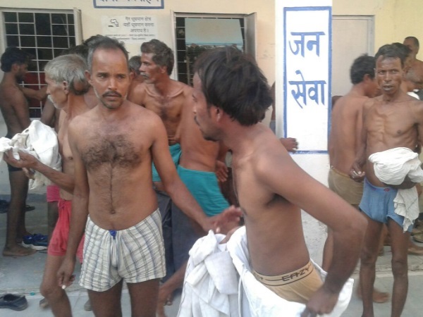 पुलिस थाने में उन्होंने मेरे कपड़े उतरवाये पुलिस थाने में उन्होंने मेरे कपड़े उतरवाये