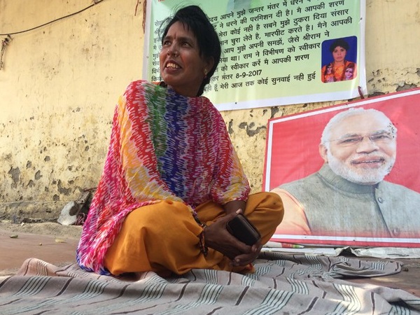 पीएम मोदी को उपहार में देंगी 2 करोड़ रुपए