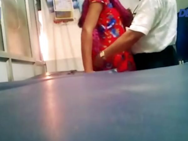 लड़की को पकड़ते हुए दिख रहा