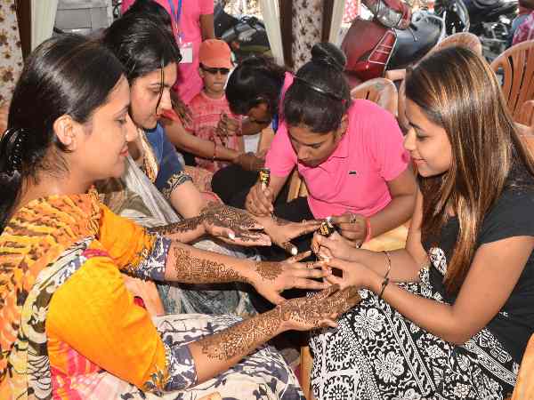 सजना है मुझे, सजना के लिए...