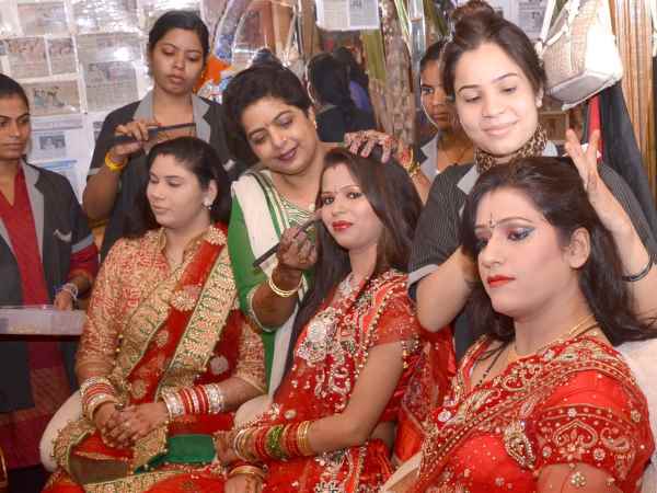 हजारों रुपए के पैकेज हजारों रुपए के पैकेज