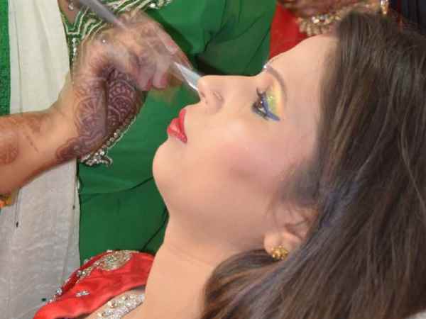 ब्यूटी पार्लर में तिल रखने की जगह नहीं! ब्यूटी पार्लर में तिल रखने की जगह नहीं!