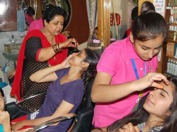 साज श्रृंगार के लिए अतिरिक्त व्यवस्था साज श्रृंगार के लिए अतिरिक्त व्यवस्था