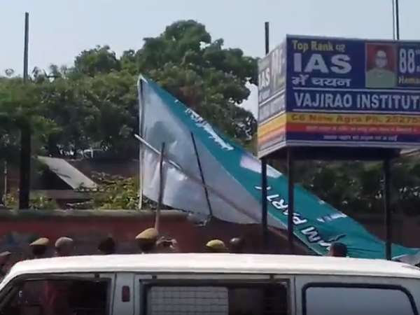 आनन-फानन में हटवाए गए पोस्टर