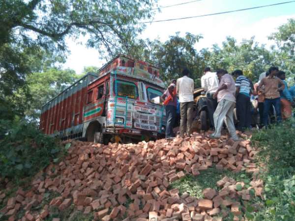 सड़क किनारे पड़े ईंट का ढेर दुर्घटना का कारण बना