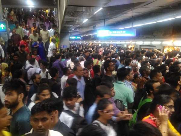 दिल्ली मेट्रो का हाल देखिए