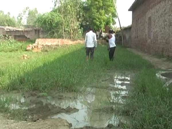 कीचड़ से गुजरकर जाते हैं लोग