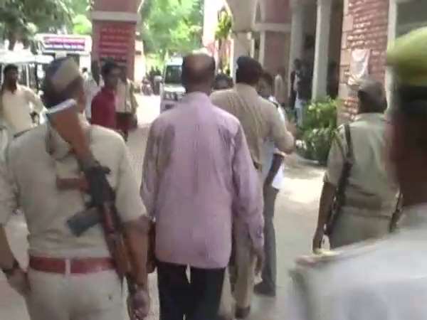 विरोध में युवक एसपी कार्यालय पर धरने पर बैठा विरोध में युवक एसपी कार्यालय पर धरने पर बैठा