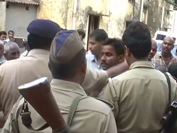 लापता लड़की मामले को लेकर एसपी से मिलने आया था लापता लड़की मामले को लेकर एसपी से मिलने आया था