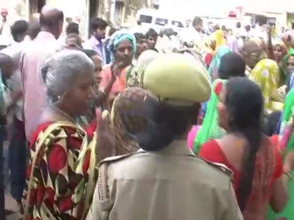 महिलाओं को भड़का रहा था युवक- सीओ महिलाओं को भड़का रहा था युवक- सीओ