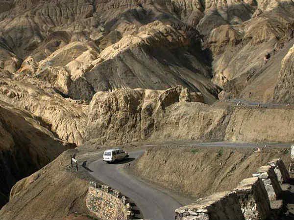 भारत के लचर इन्फ्रास्ट्रक्चर का फायदा उठाता चीन