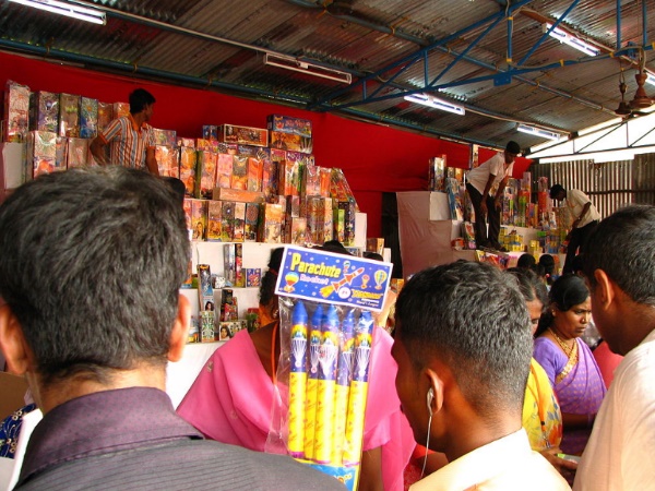 पटाखा बेचने के बाद अब फोड़ने पर प्रतिबंध की ज़रूरत