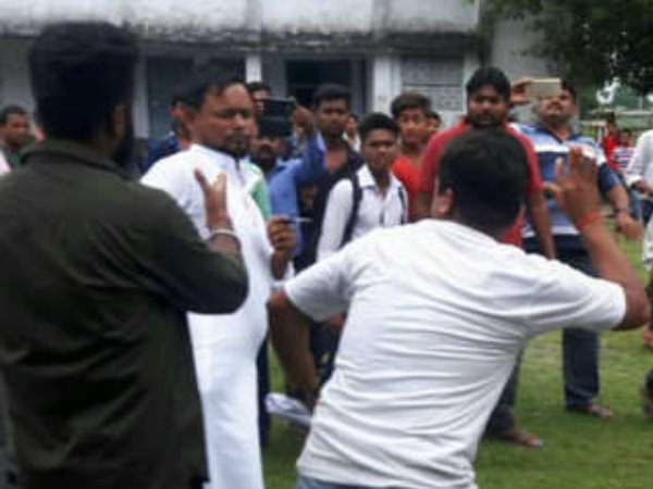 स्कूल में भी की गई तोड़फोड़