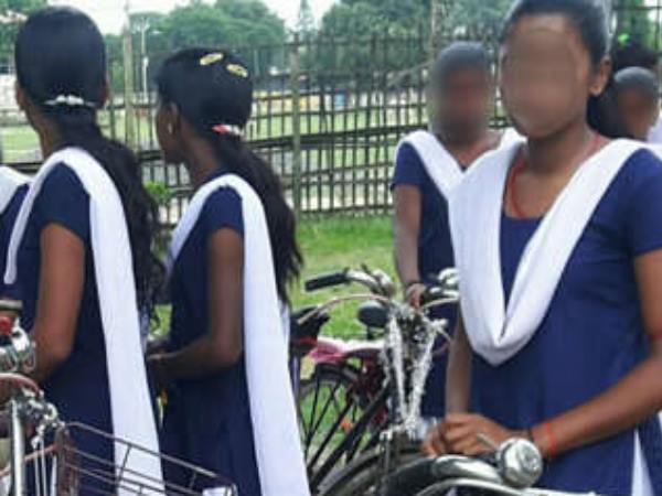 8वीं की छात्रा को फोन पर बोल दिया ILU