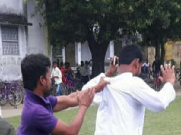 मोबाइल रिकॉर्डिंग से फंसा टीचर