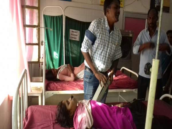 विद्यालय के बाहर अभिभावकों ने किया हंगामा