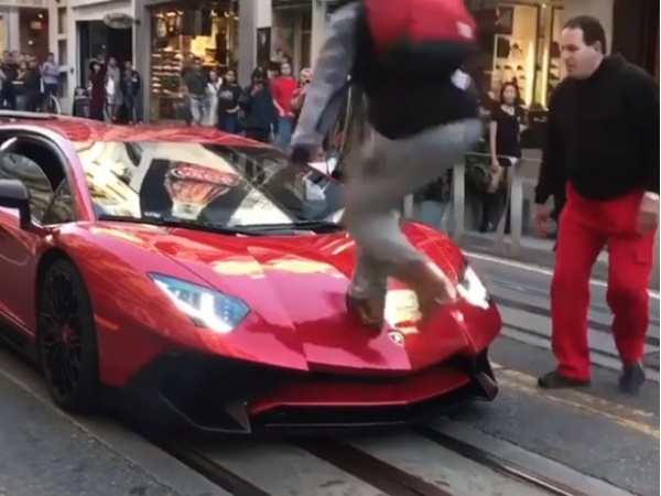 शान से खड़ी थी 3 करोड़ की गाड़ी