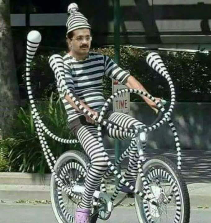 गाड़ी की तलाश में James Bond