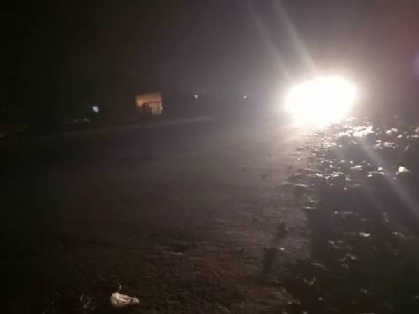 वर्दीधारियिों ने ट्रैक्टर ड्राइवर को रोका