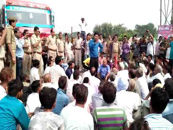 पुलिस पर किया पथराव