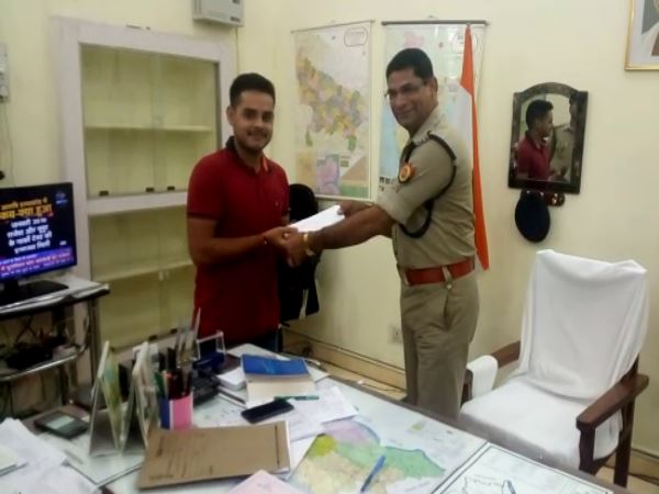 जानकारी देने वाला युवक सम्मानित