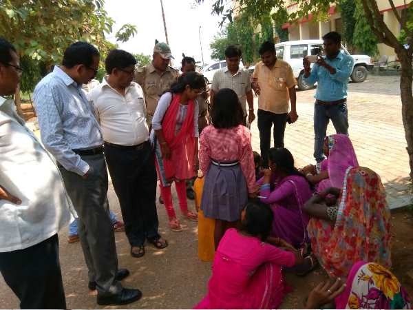 बीमार छात्राओं का को देखने पहुंचे थे DM