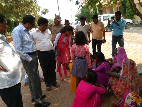 छात्राओं से विद्यालय के फार्मासिस्ट पर लगाया मनमानी का आरोप