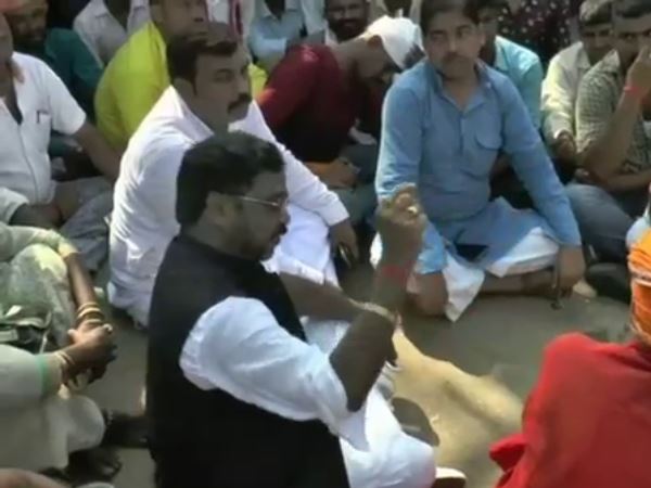 ब्लॉक प्रमुख के पद से भाई की हार पर बौखलाए सांसद ब्लॉक प्रमुख के पद से भाई की हार पर बौखलाए सांसद