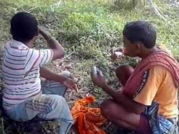 पुलिस ने पिलाई थी मजदूरों को दारू पुलिस ने पिलाई थी मजदूरों को दारू