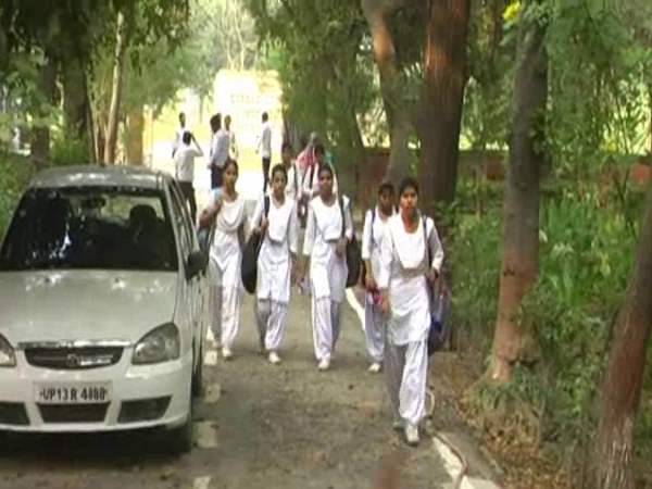 'पढ़ाई नहीं बच्चे पैदा करने की मशीन होती हैं लड़कियां'