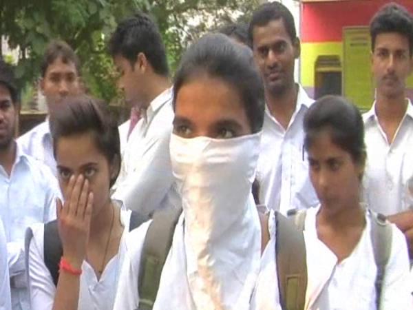  बायोलॉजी का टीचर है