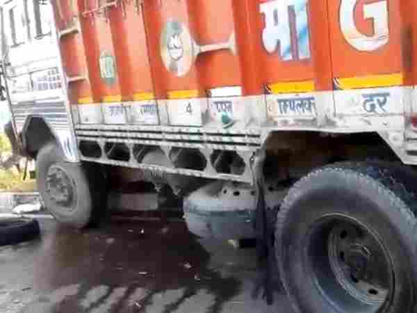 टक्कर के बाद ट्रक में घुस गई कार