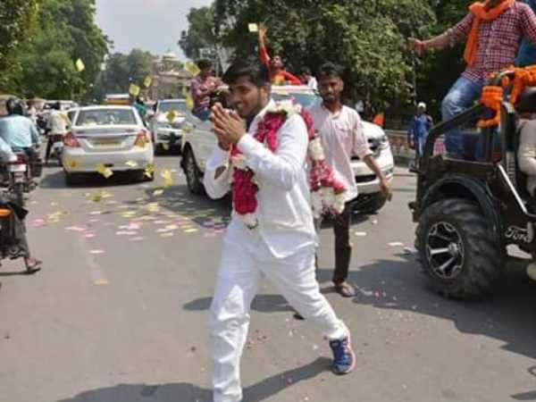 6 - बागियों ने बनाया ताबूत 