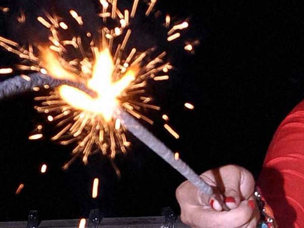 एक दूसरे को खुशियाँ बाँटते हुए एक दूसरे को खुशियाँ बाँटते हुए