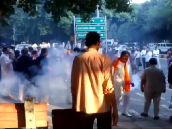  20 लोगों को हिरासत में लिया गया
