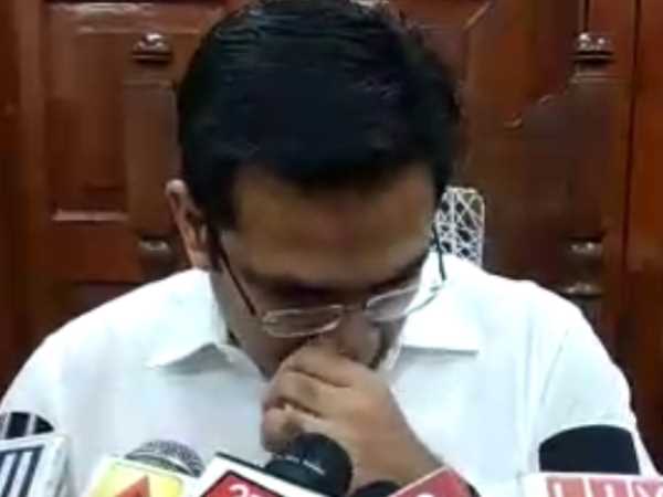 डीएम ने कहा, विधायकों ने किया विरोध