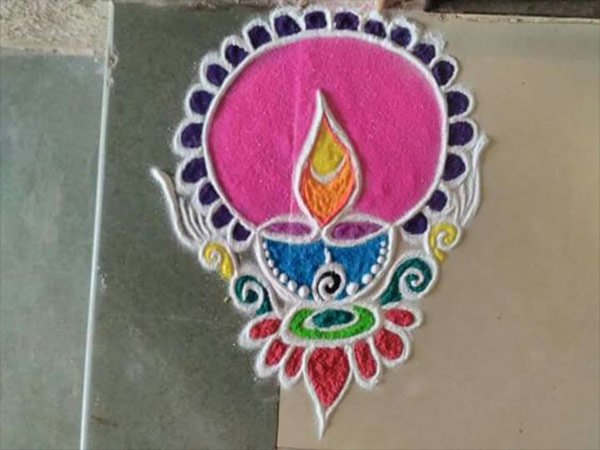  पोस्टर, क्रेयॉन, फ़ेब्रिक और एक्रिलिक